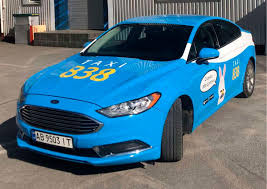 Автомобіль Taxi 838 у фірмовому брендуванні
