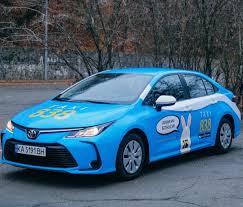 Брендоване авто Taxi 838 на вулиці